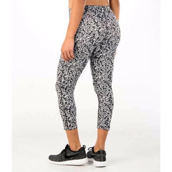 Nike Pronto Essential Cropped Running Leggings - Picture 2 of 4